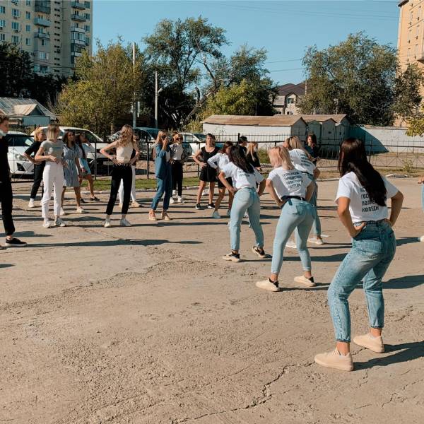 Танец на день здоровья. АГПК Астрахань. Арт клуб АГПК. День здоровья в Астрахани школа 32.